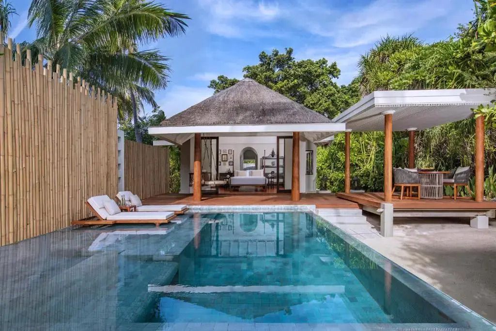 Private Villa mit Pool und üppiger Vegetation