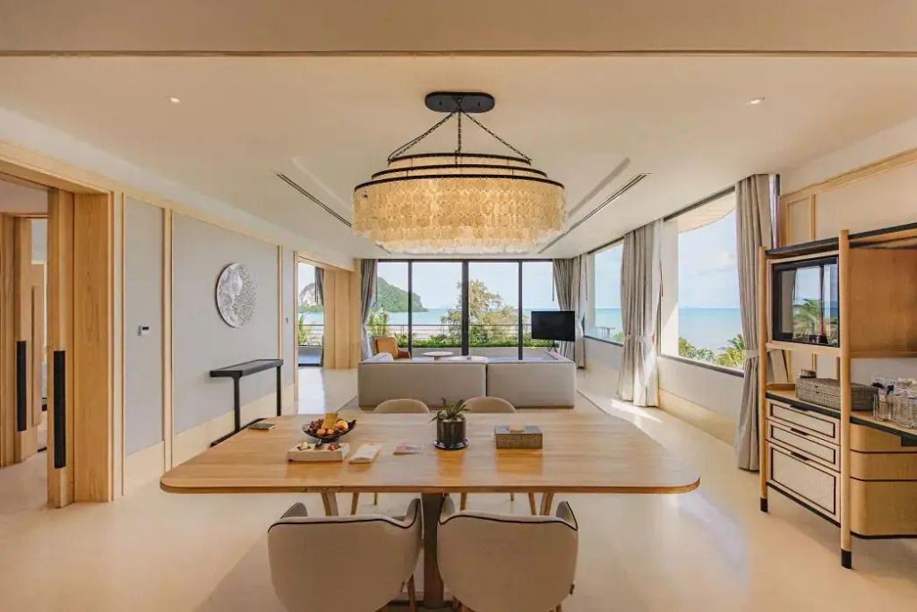 Eleganter Wohnbereich mit großem Holztisch und Meerblick