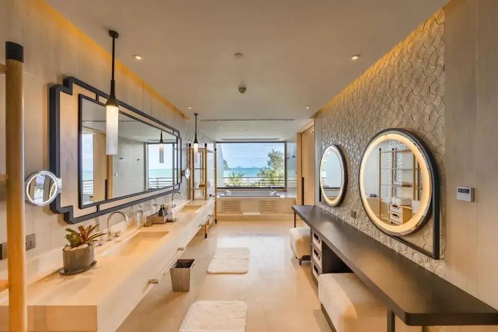 Luxuriöses Badezimmer mit Doppelwaschbecken und Meerblick