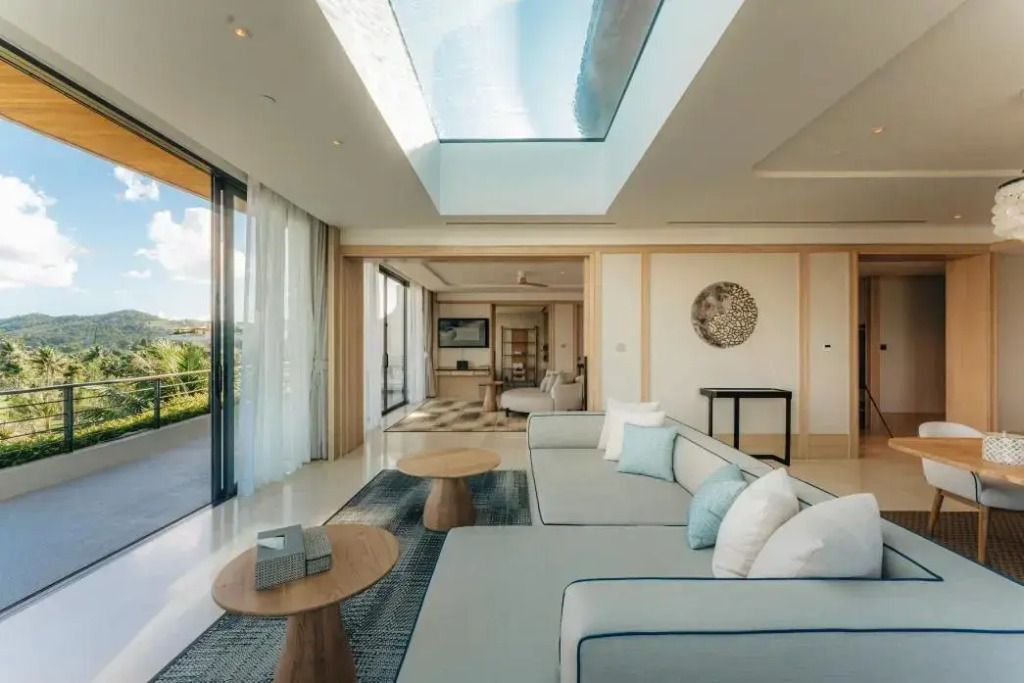 Großzügiger Wohnbereich mit Sofas und Panoramafenstern