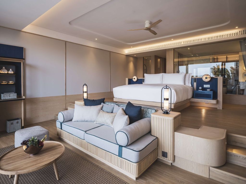Luxuriöse Suite mit modernem Design und erhöhtem Doppelbett
