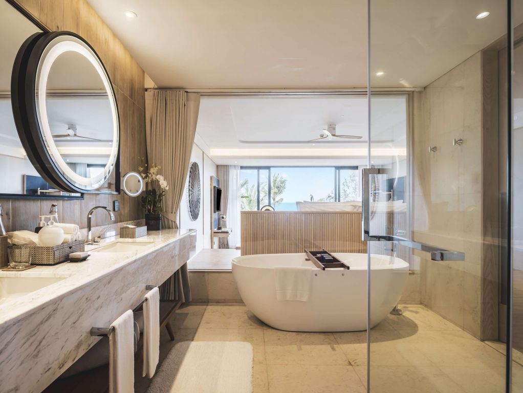 Elegantes Badezimmer mit freistehender Badewanne und Blick zum Meer