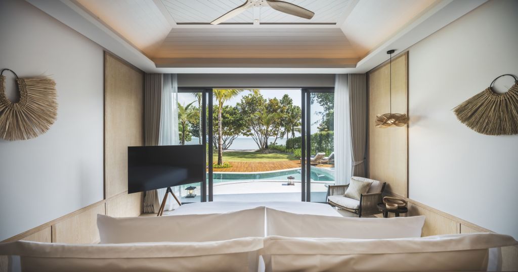 Blick aus einem Doppelzimmer auf den privaten Pool und das Meer im Anantara Koh Yao Yai.