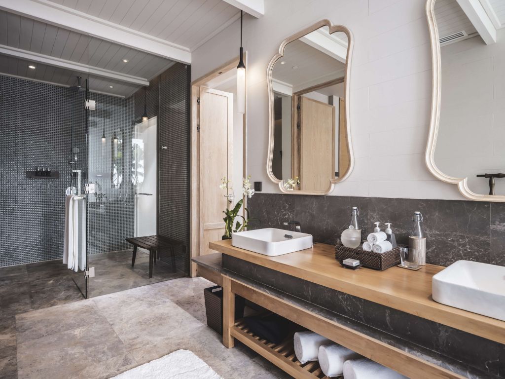 Modernes Badezimmer mit Doppelwaschbecken im Anantara Koh Yao Yai Resort.