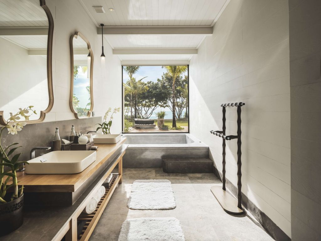 Großes Badezimmer mit Fenster und Gartenblick im Anantara Koh Yao Yai Resort.