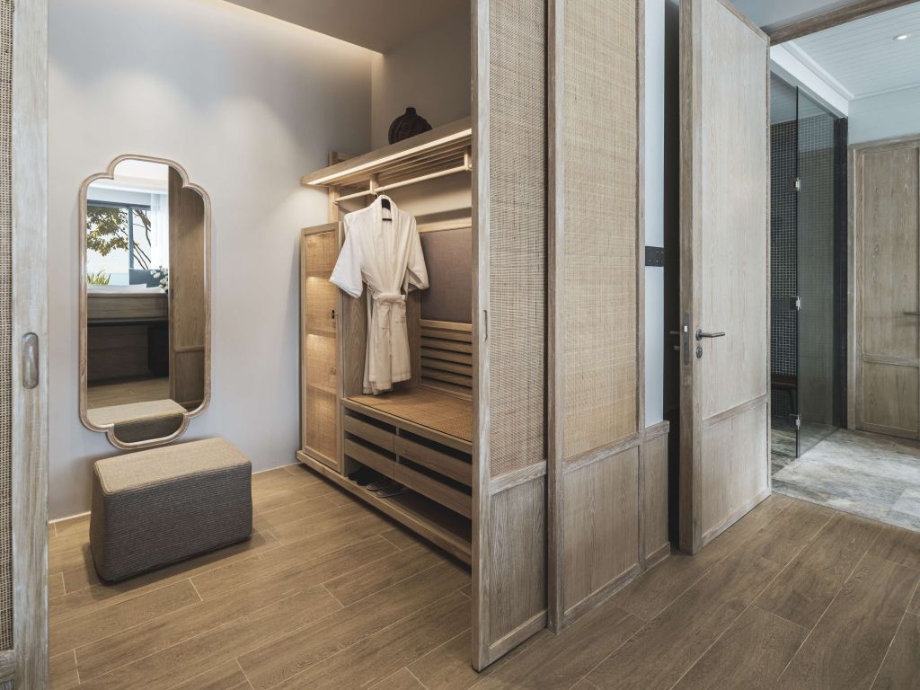 Geräumiger Kleiderschrank mit Bademänteln im Anantara Koh Yao Yai Resort.