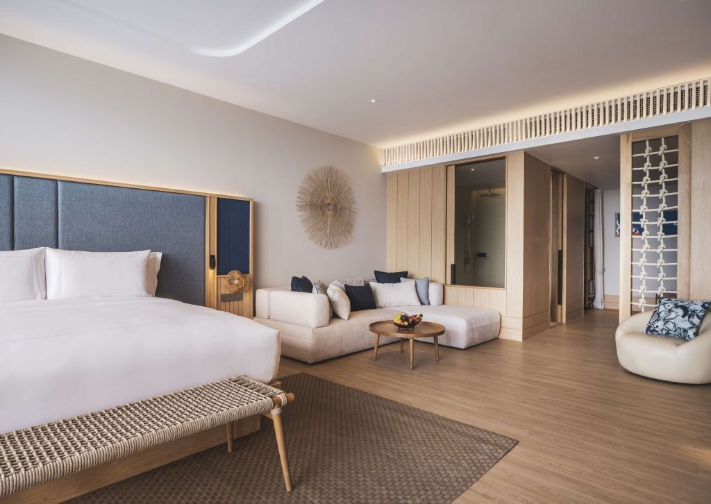 Moderne Familiensuite mit stilvollem Sofa und hellem Holzboden