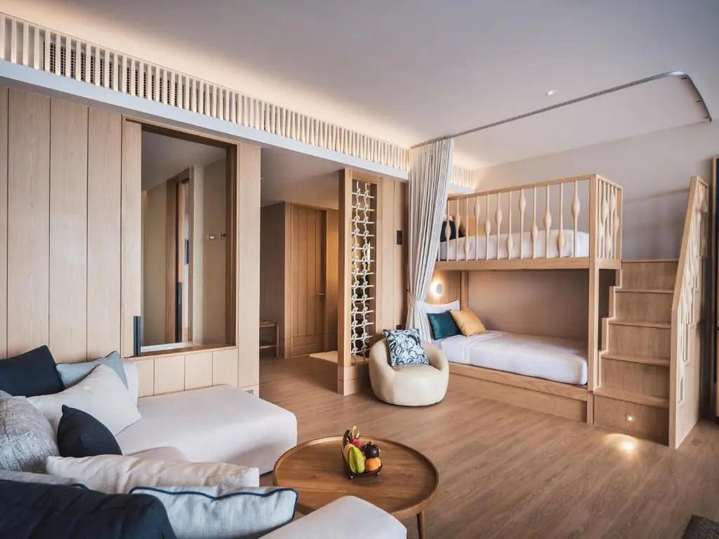Familiensuite mit Etagenbett und gemütlicher Sitzgelegenheit