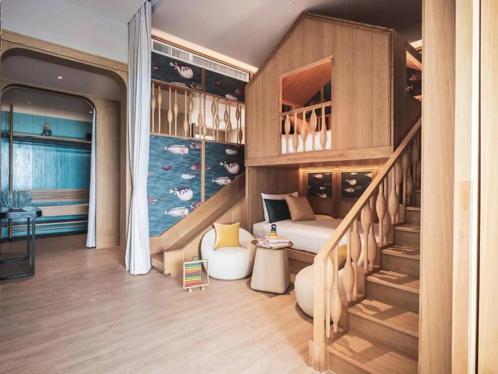 Kinderfreundliches Zimmer mit Spielbereich und Hochbett