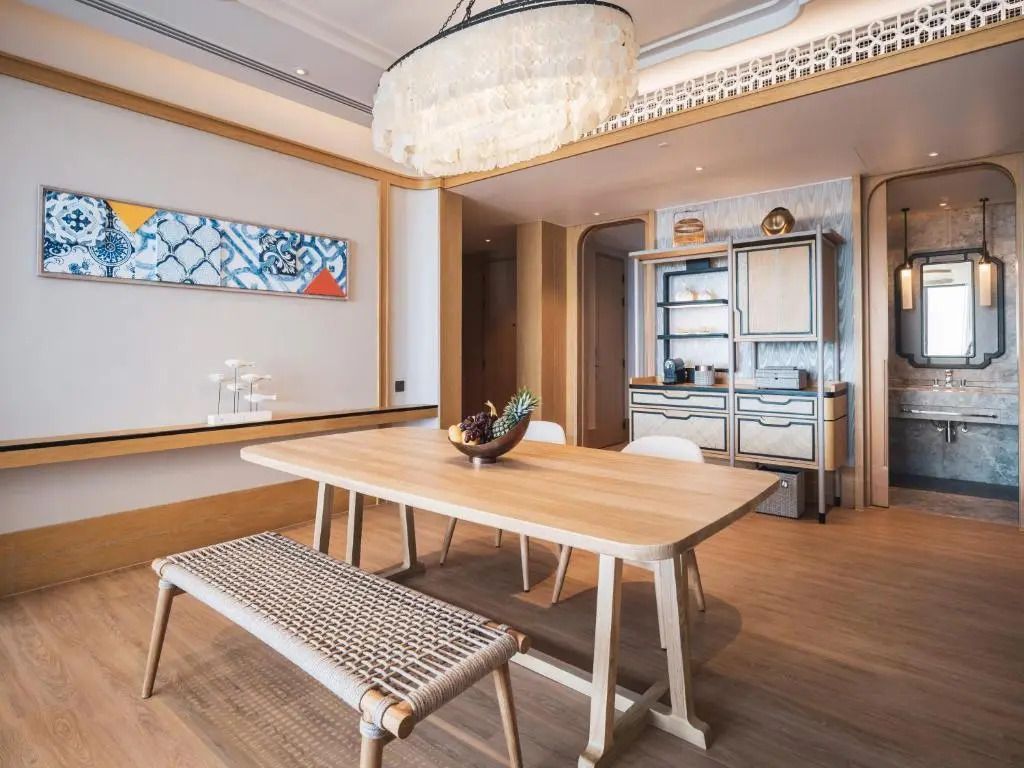 Essbereich mit stilvollem Holztisch und eleganter Beleuchtung