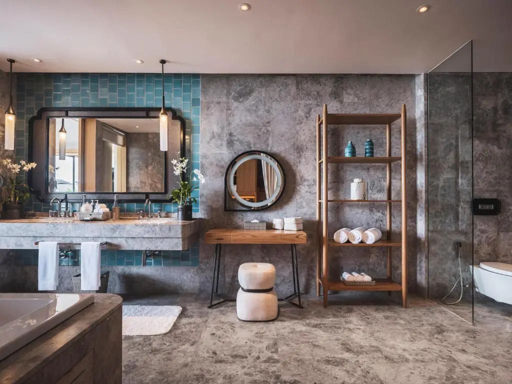 Luxuriöses Badezimmer mit moderner Ausstattung