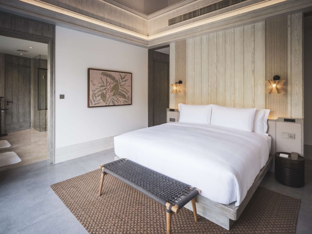 Elegantes Schlafzimmer mit King-Size-Bett in der Lagoon Pool Villa