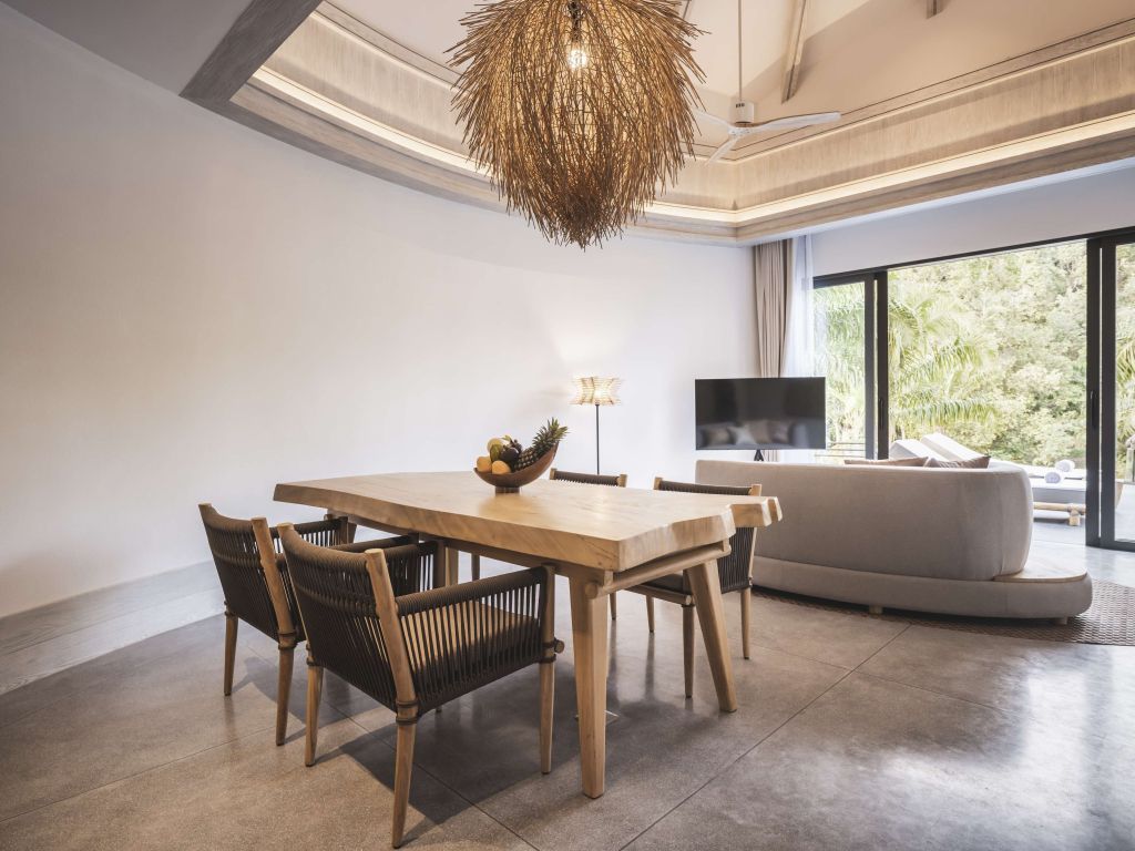 Essbereich mit eleganten Holzstühlen und Tisch in der Villa