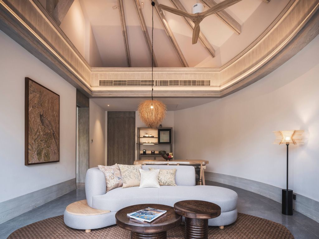 Stylischer Wohnbereich mit gewölbter Decke und Designer-Lampen