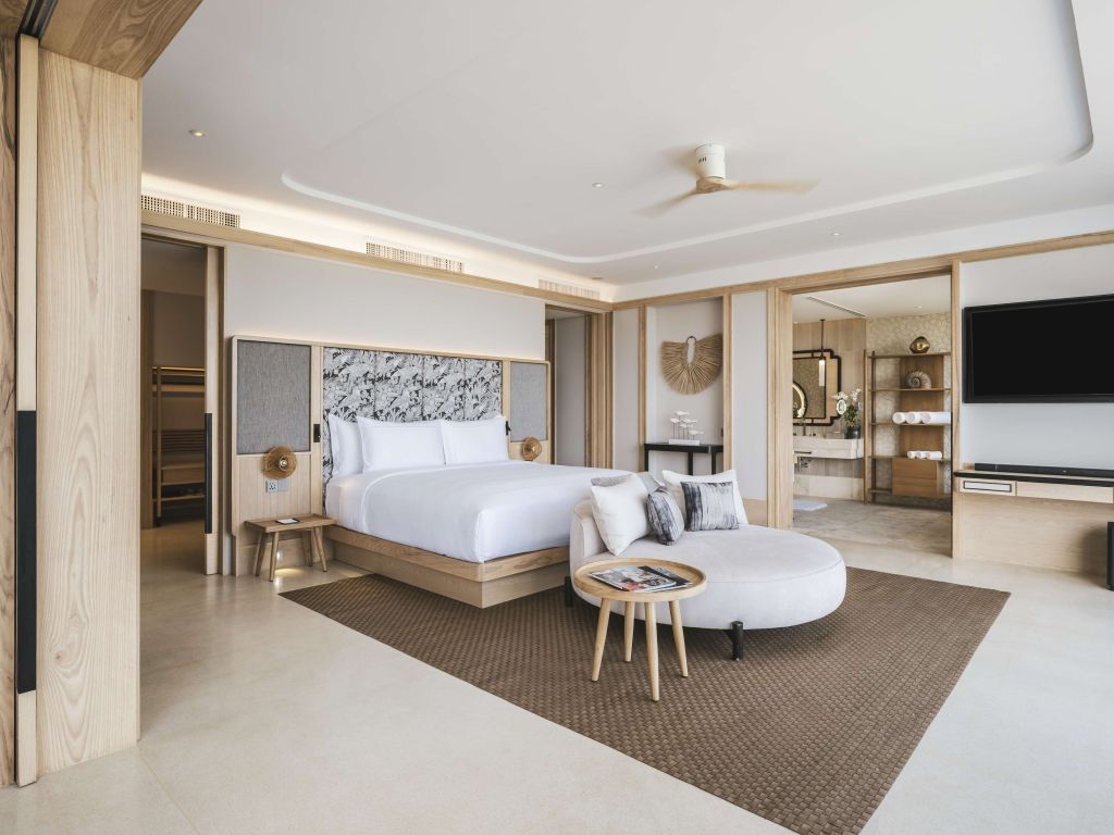 Geräumiges Schlafzimmer im Penthouse mit modernem Design und Meerblick