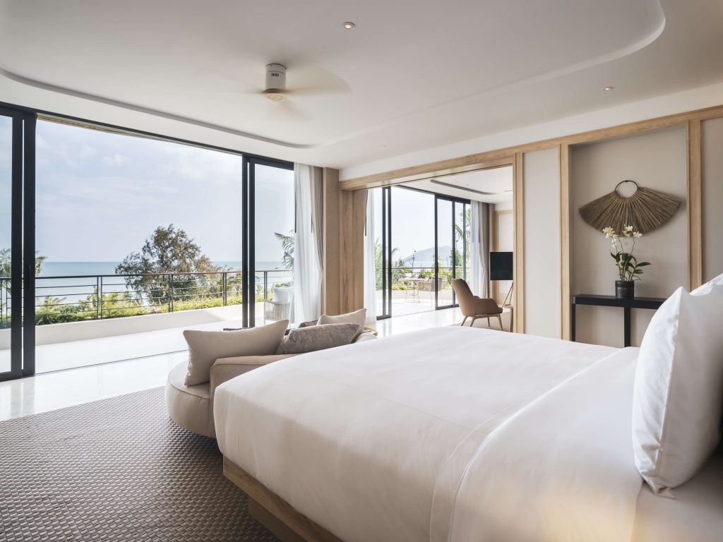 Penthouse-Schlafzimmer mit Balkon und atemberaubendem Meerblick