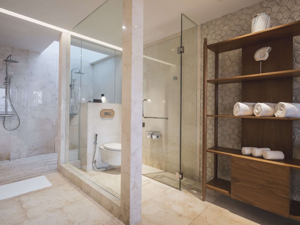 Modernes Badezimmer mit begehbarer Dusche und hochwertiger Ausstattung