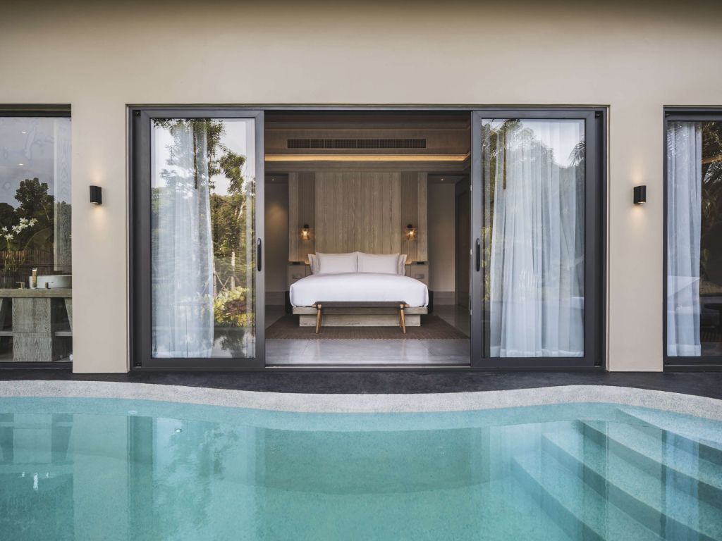 Poolbereich mit Blick auf das Schlafzimmer einer Villa