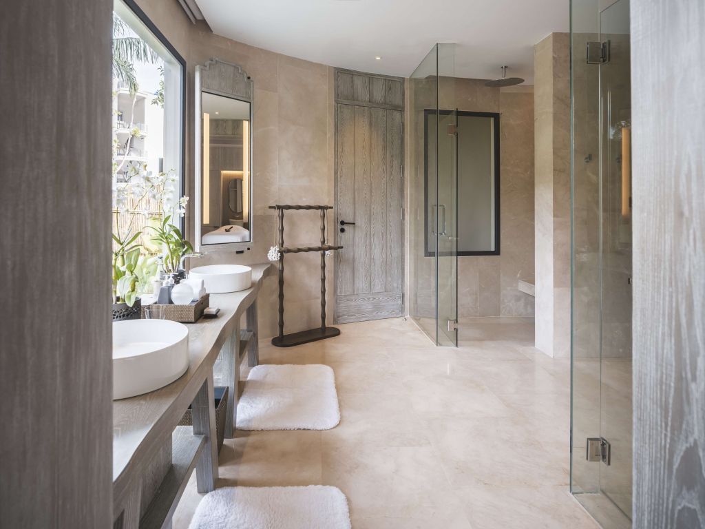 Luxuriöses Badezimmer mit Doppelwaschbecken und großer Dusche