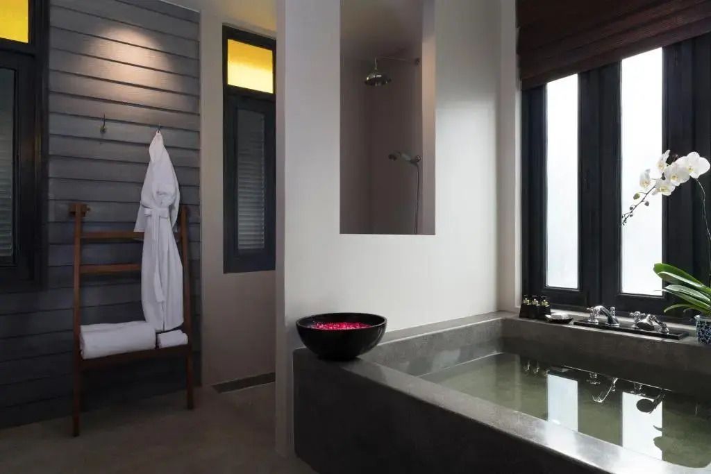 Luxuriöses Badezimmer mit großer Badewanne und natürlichem Licht.