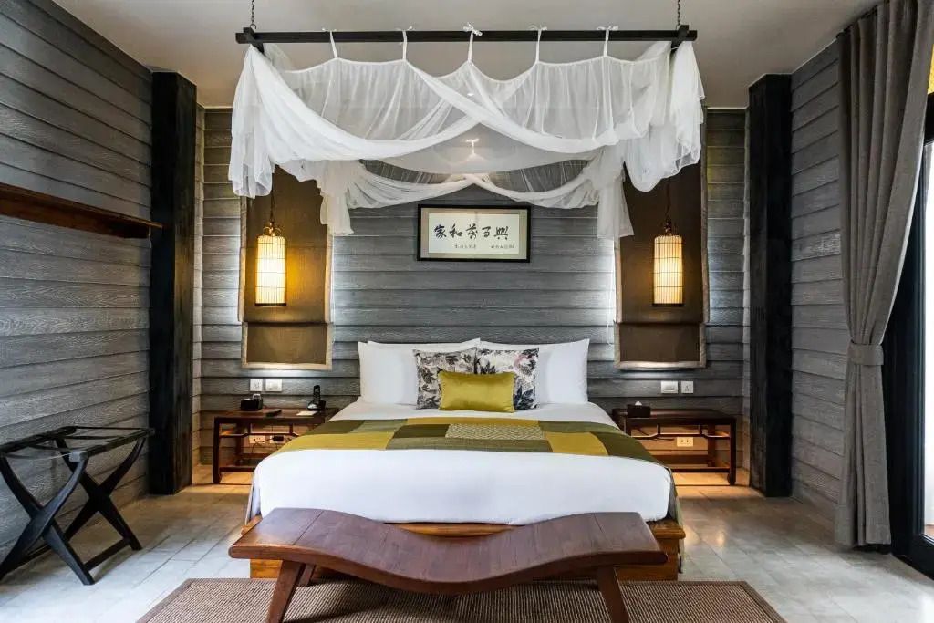 Klassisches Design mit Himmelbett in geschmackvoll eingerichteter Suite