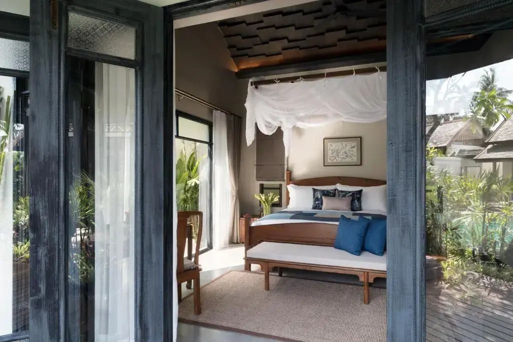 Elegantes Schlafzimmer mit Himmelbett und moderner Dekoration in der Villa