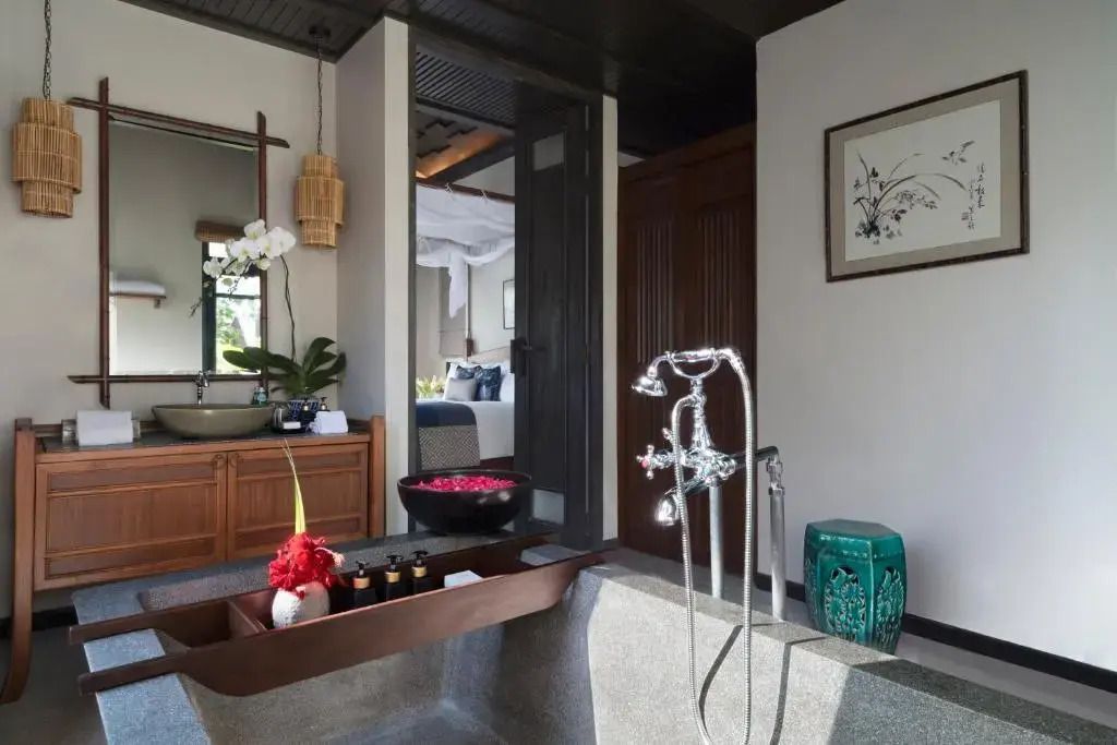 Moderne Badewanne mit dekorativer Pflanze vor luxuriösem Interieur