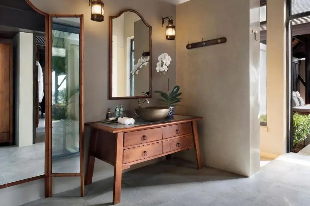 Luxuriöses Badezimmer mit Holzwaschtisch und modernen Annehmlichkeiten.
