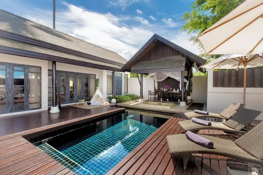 Privater Pool mit überdachter Terrasse in einer luxuriösen Villa.