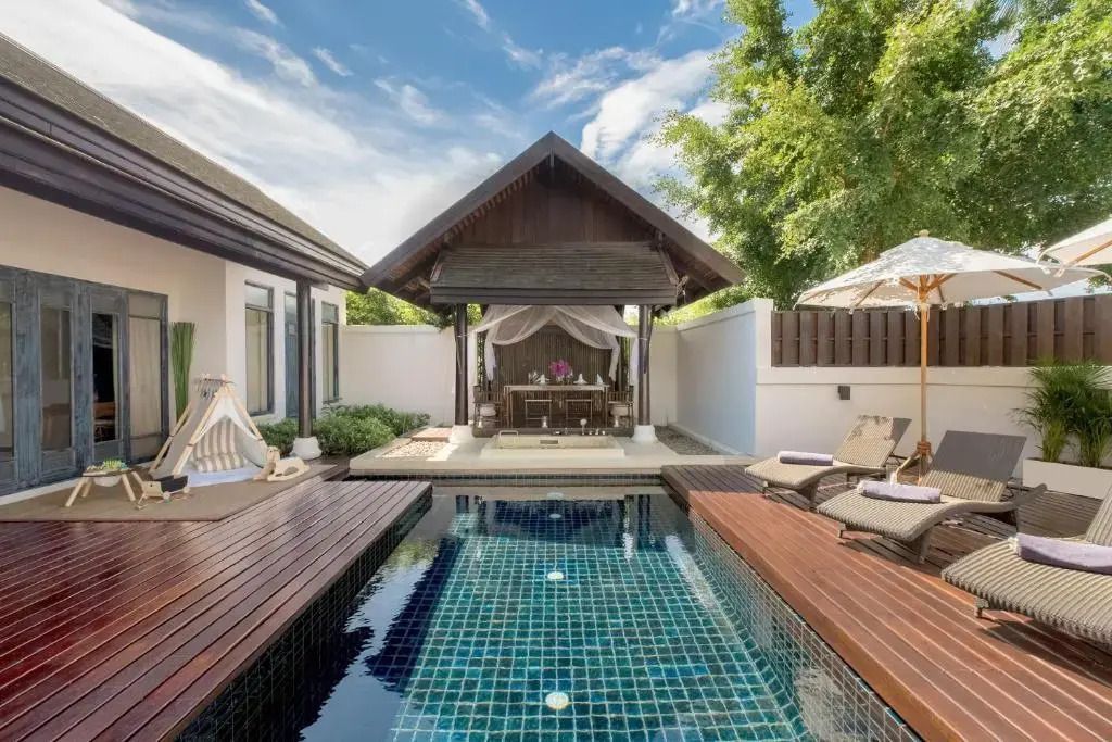 Charmante Villa mit privatem Pool und gemütlichem Essbereich.