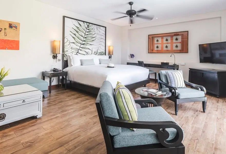 Luxuriöses Schlafzimmer mit King-Size-Bett und stilvollen Möbeln