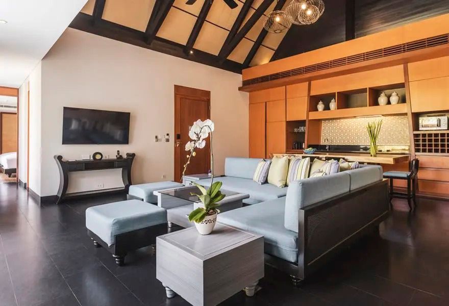 Elegantes Wohnzimmer mit großem Sofa und moderner Einrichtung im Anantara Mai Khao Phuket Villas