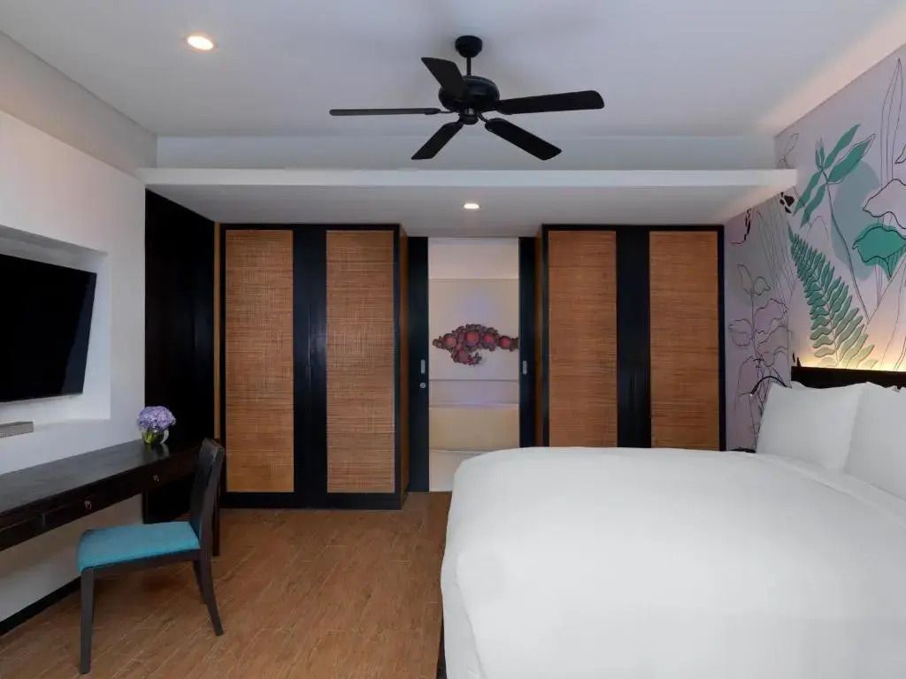 Moderne Schlafzimmerausstattung mit stilvollen Holztüren und elegantem Schreibtisch
