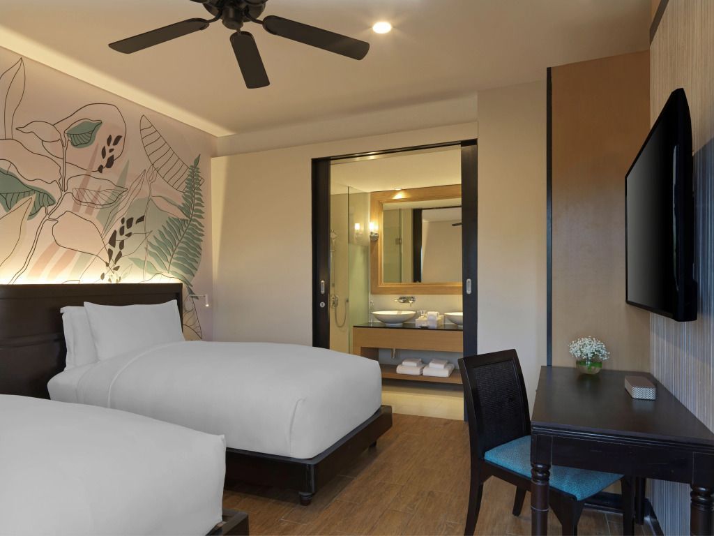 Schlafzimmer mit zwei Einzelbetten und Blick ins Badezimmer