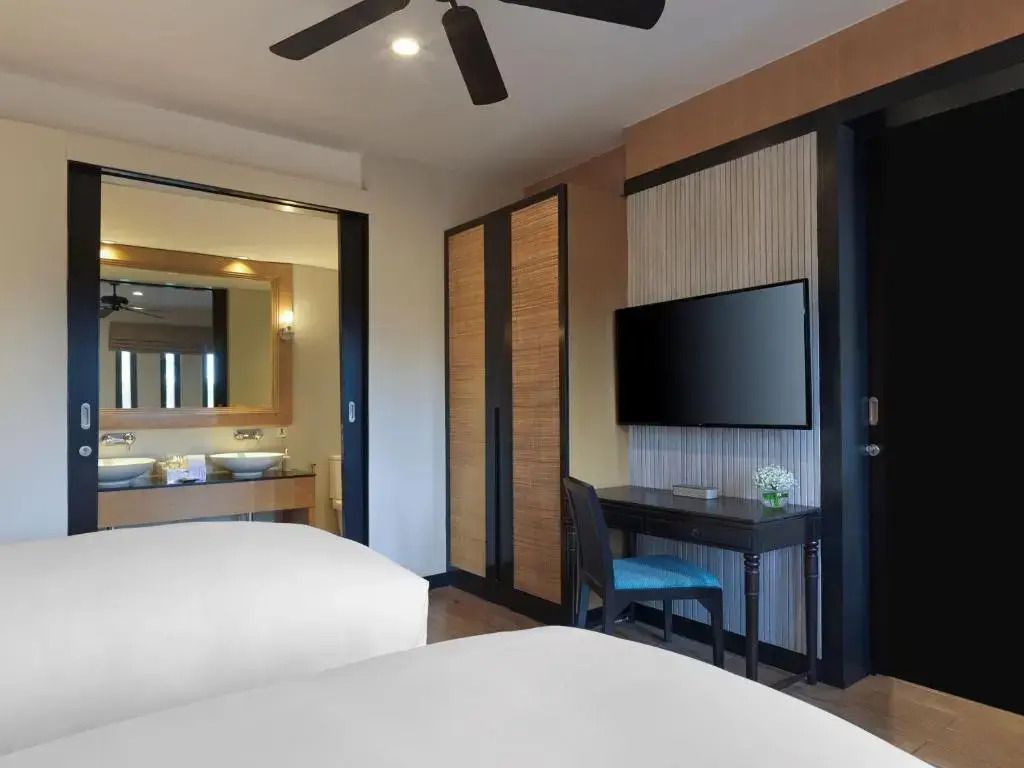 Zimmer mit modernem Dekor und Blick auf einen eleganten Arbeitsplatz