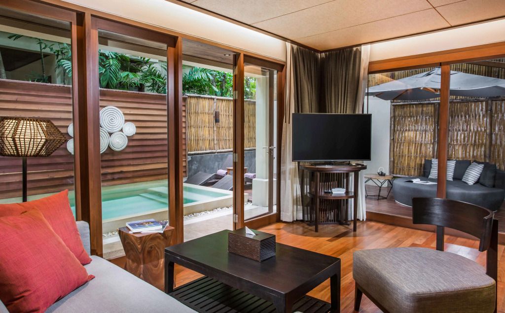 Wohnbereich mit Zugang zum privaten Pool und Garten