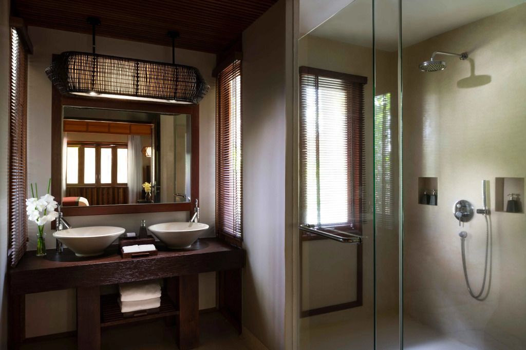 Elegantes Badezimmer mit Doppelwaschbecken und großer Dusche