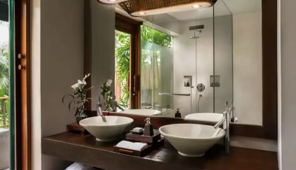 Modernes Badezimmer mit Doppelwaschbecken und Regendusche Blick auf grünen Garten