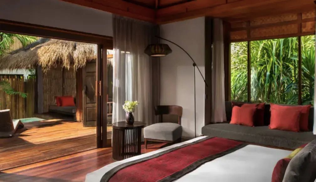 Luxuriöser Innenraum der Lagoon Doppel Pool Villa mit Zugang zur Holzterrasse