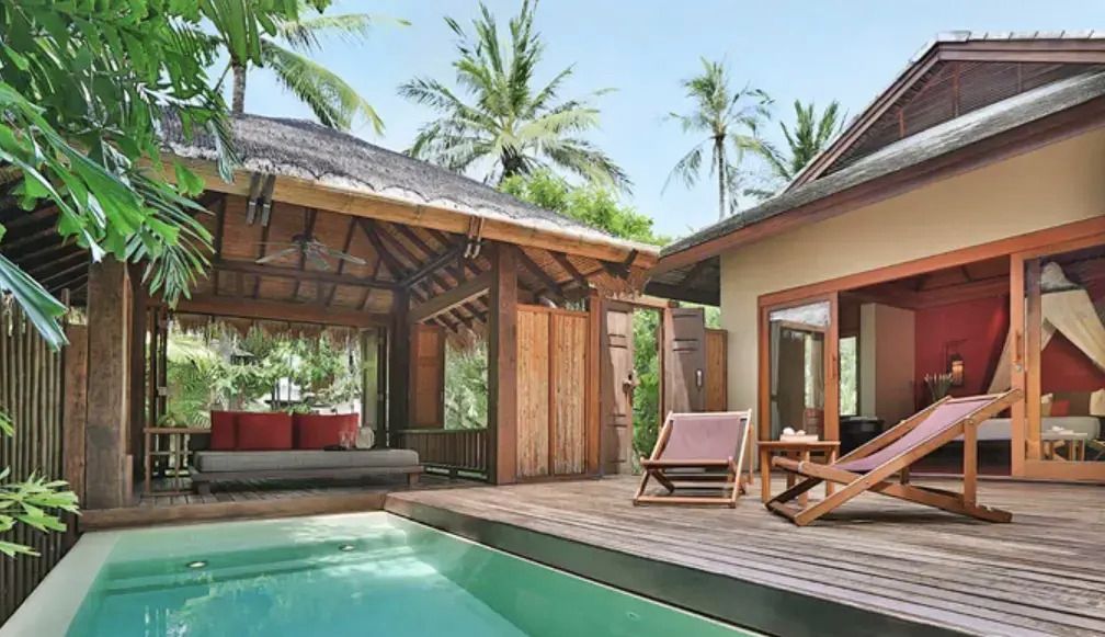 Luxuriöse Außenterrasse mit Pool und Liegestühlen in der Lagoon Doppel Pool Villa