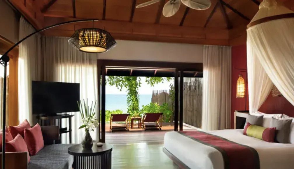 Helles Zimmer mit Blick auf Terrasse und Meer, ausgestattet mit modernen Annehmlichkeiten