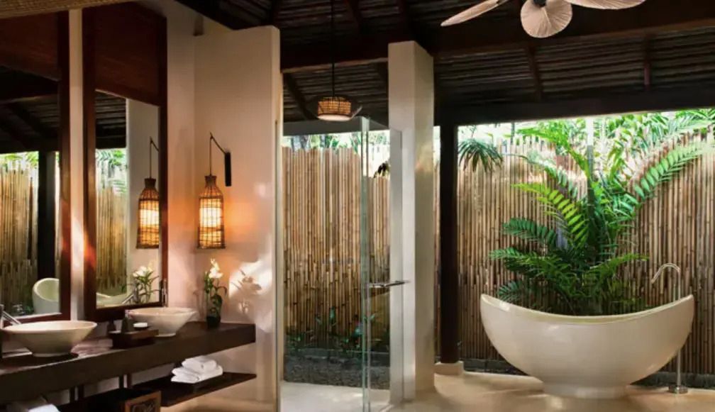 Luxuriöses Badezimmer mit tropischer Außendusche und modernen Details