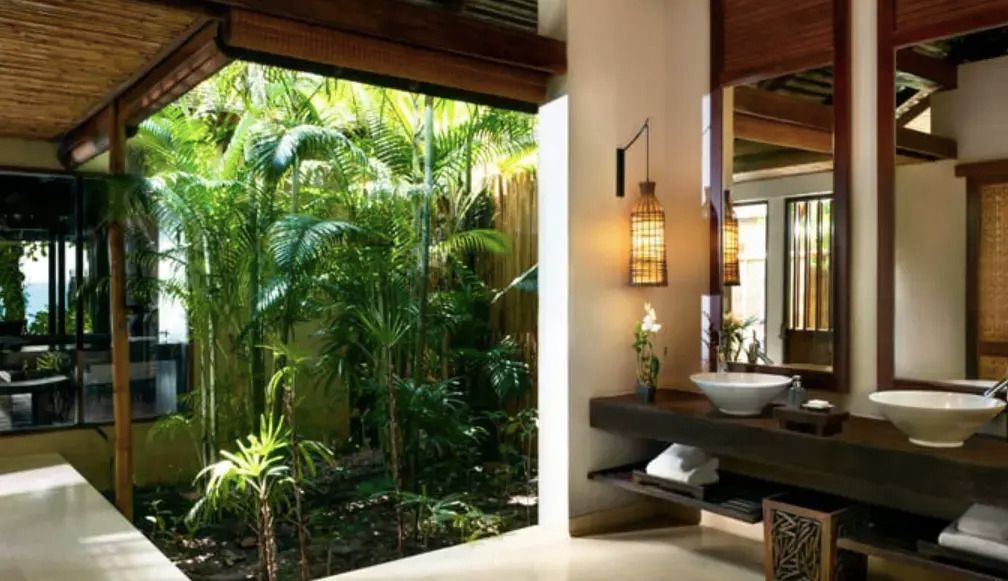 Modernes Badezimmer mit Blick auf tropische Vegetation und elegante Details
