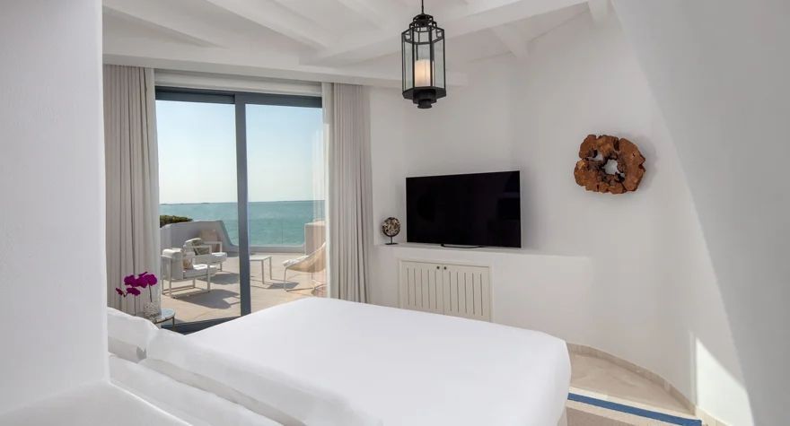 Fira Doppelzimmer mit Meerblick und eleganten Möbeln im Anantara Santorini Abu Dhabi.