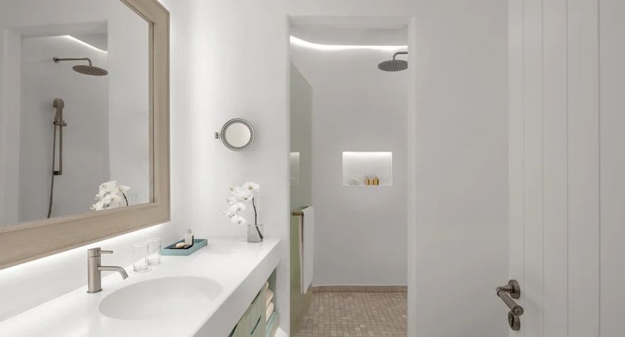 Modernes Badezimmer mit Duschkabine und dezenter Beleuchtung im Anantara Santorini Abu Dhabi.