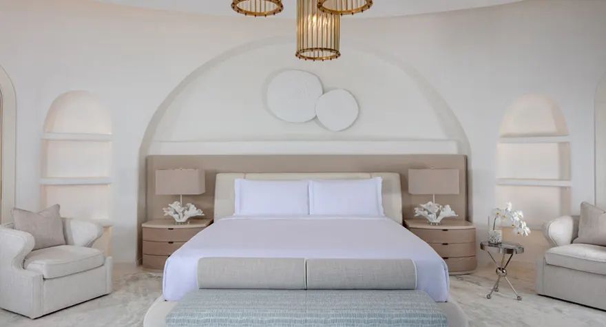 Elegantes Schlafzimmer mit großem Doppelbett und stilvollen Leuchten