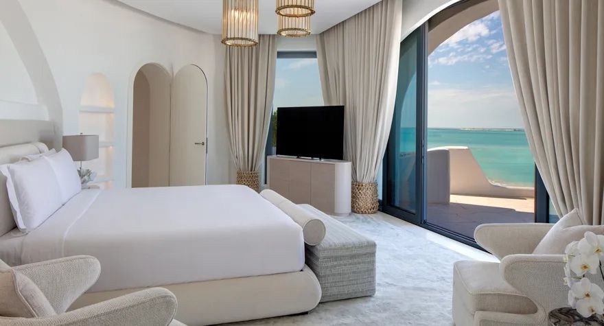 Helles Zimmer mit Meerblick und großem Fernseher