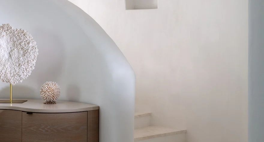 Architektonische Details eines hellen und modernen Raumes