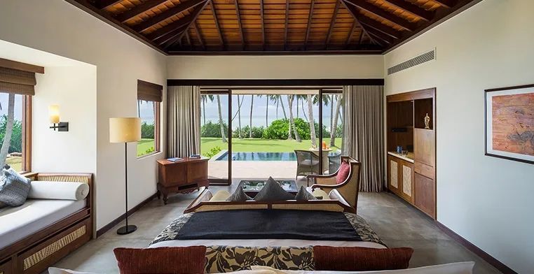 Geräumige Villa mit direktem Zugang zum Pool und atemberaubendem Meerblick