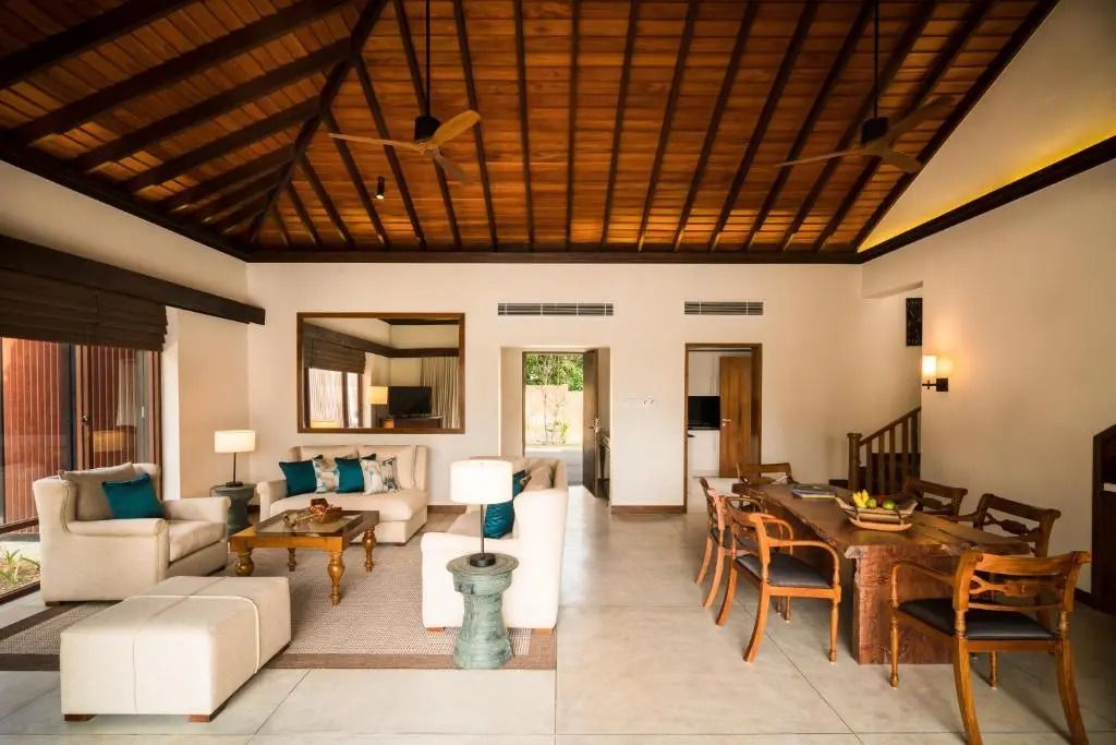 Eleganter Essbereich und Wohnzimmer mit Holzbalkendecke in der Villa.